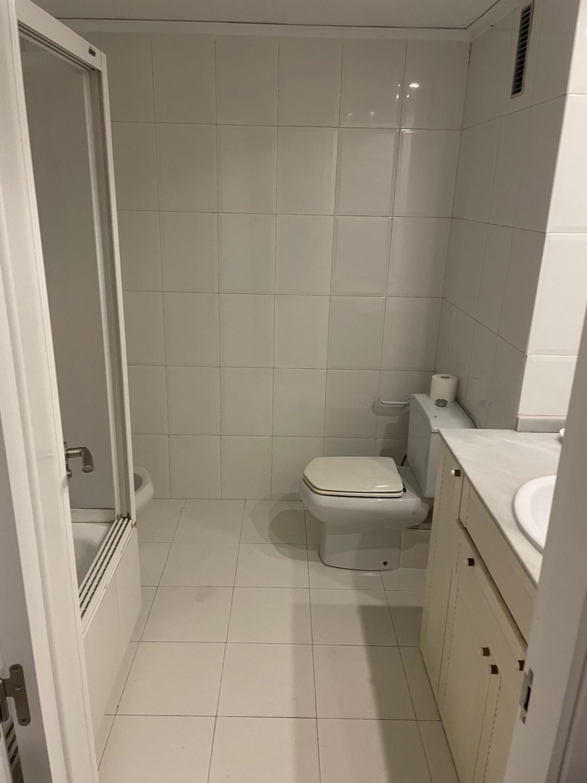 Baño suite antes — bañera y lavabo