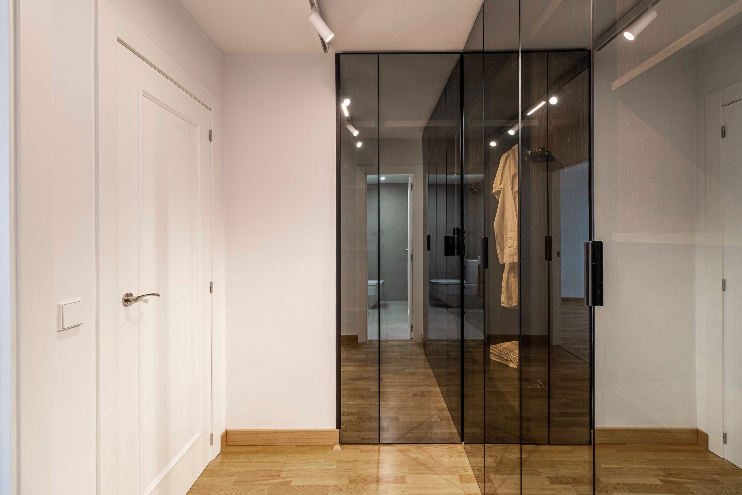 Vestidor reformado — pasillo con armarios de cristal