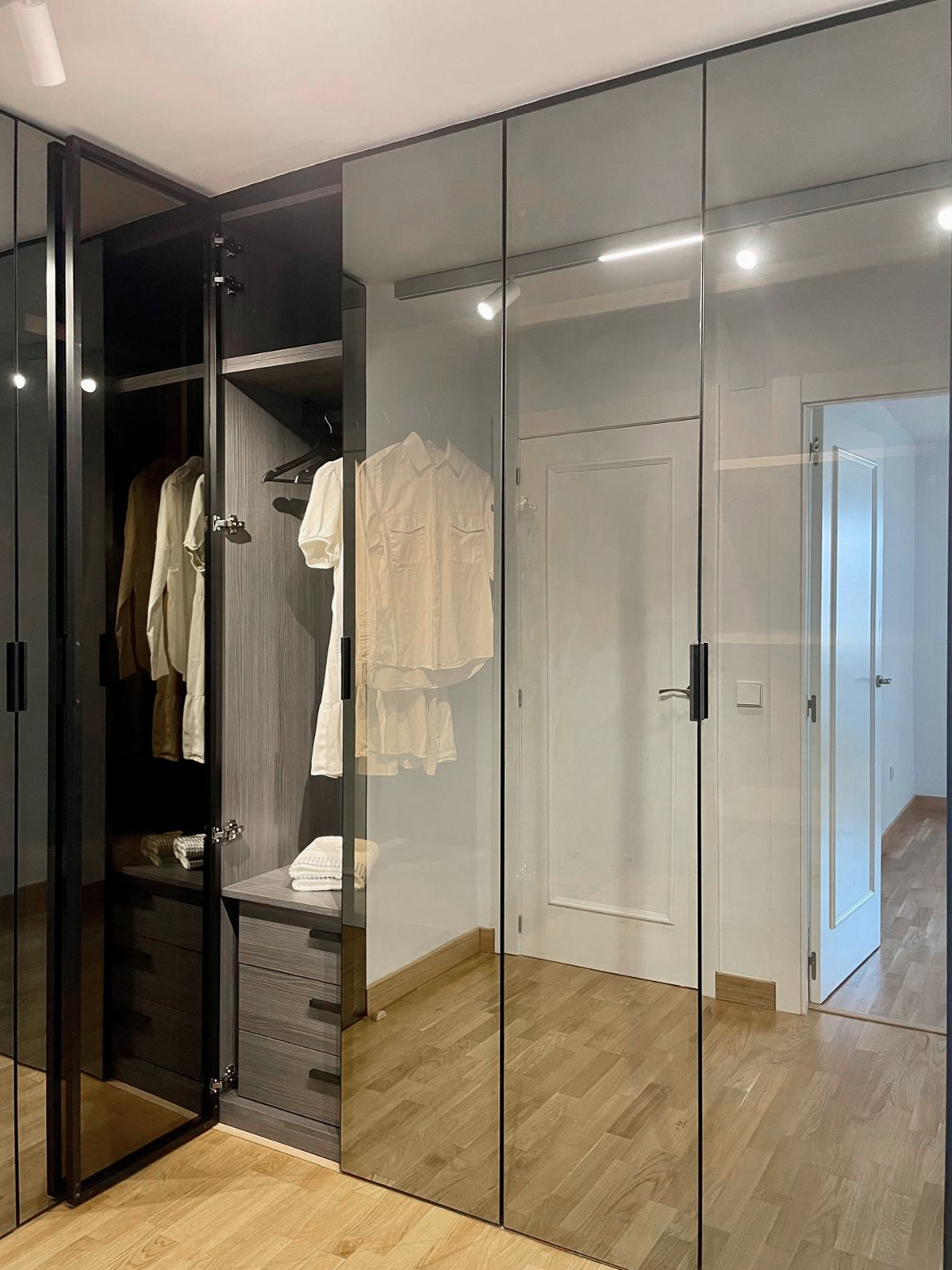 Vestidor reformado — armario con puertas de cristal ahumado
