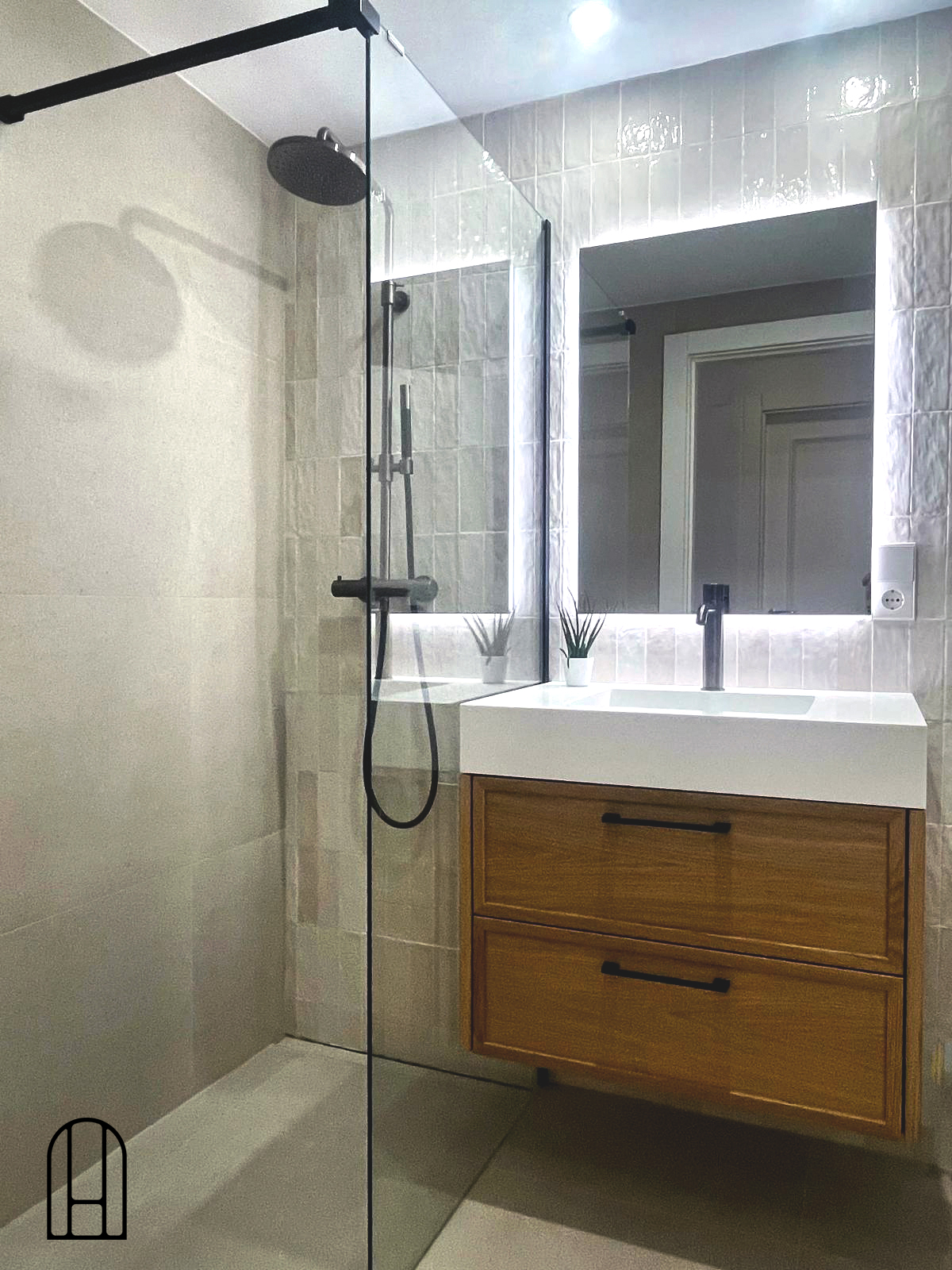 Baño de cortesía reformado — ducha y lavabo