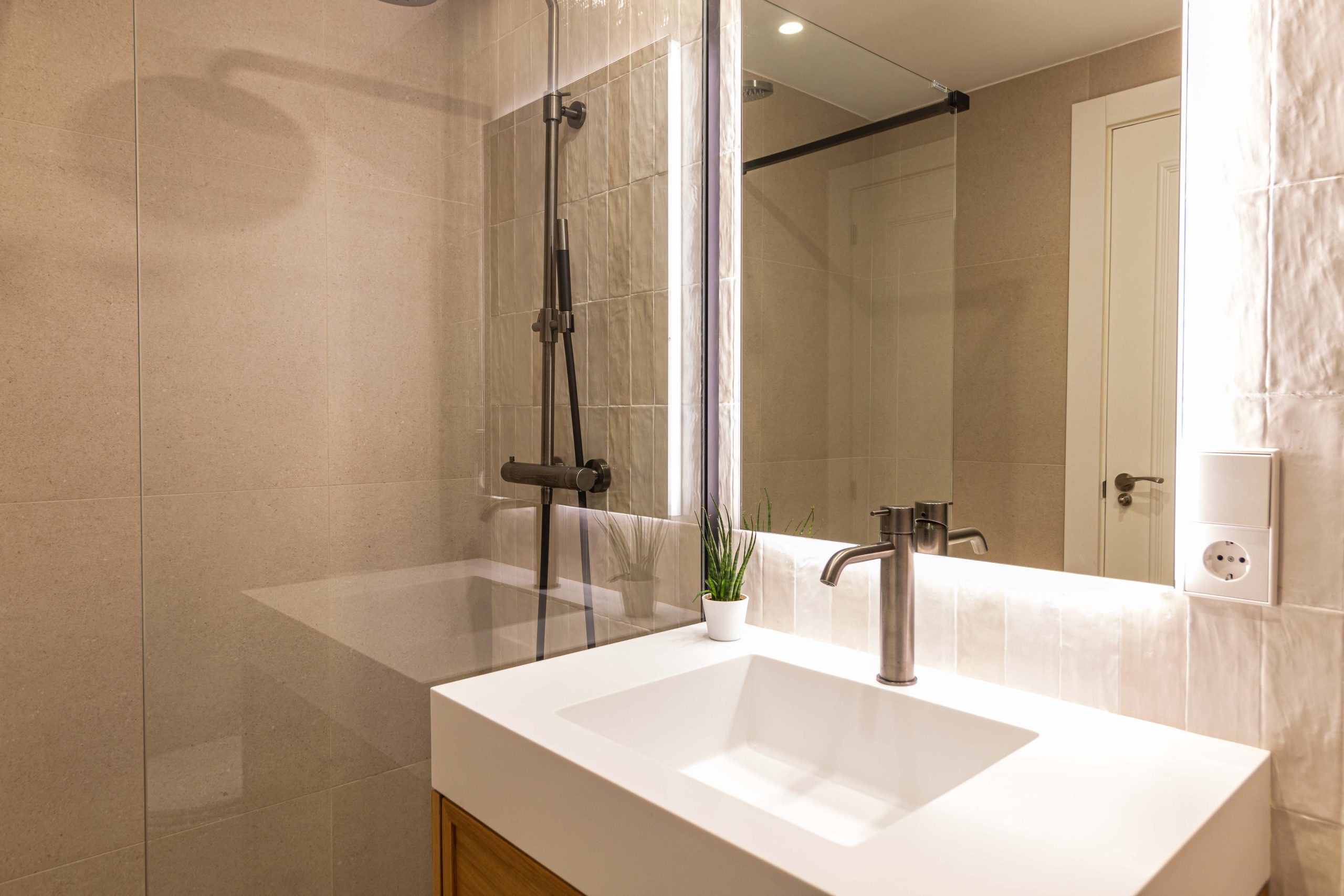 Baño de cortesía reformado — detalle lavabo