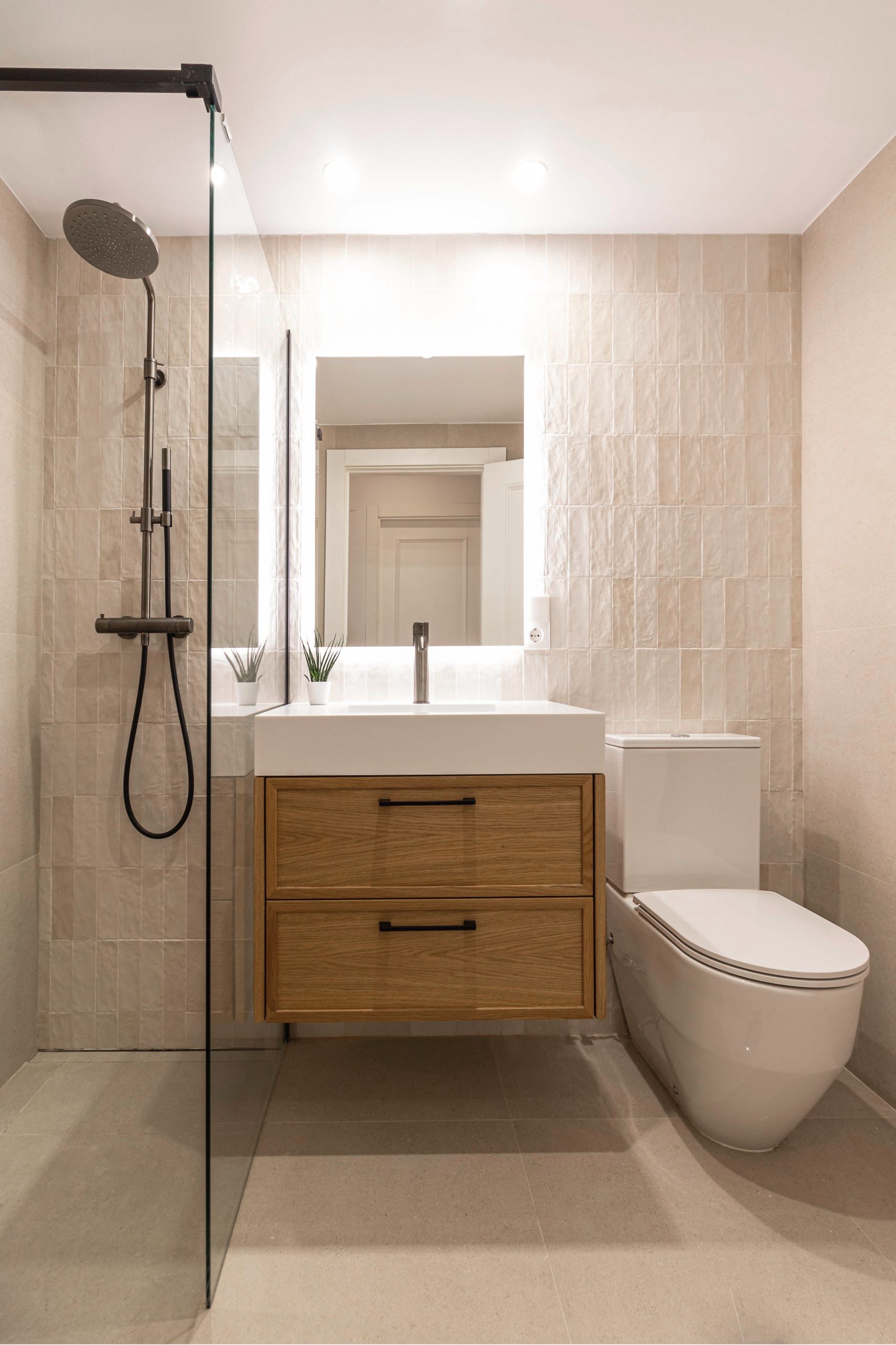 Baño de cortesía reformado — mueble y espejo