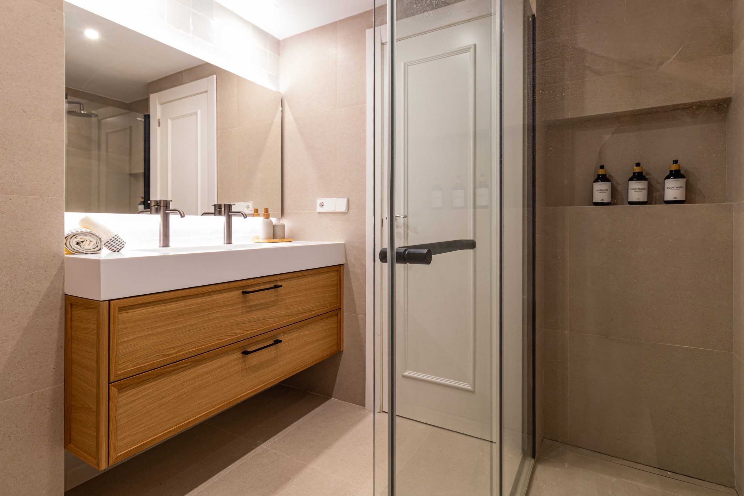 Baño suite reformado — mueble doble lavabo y ducha