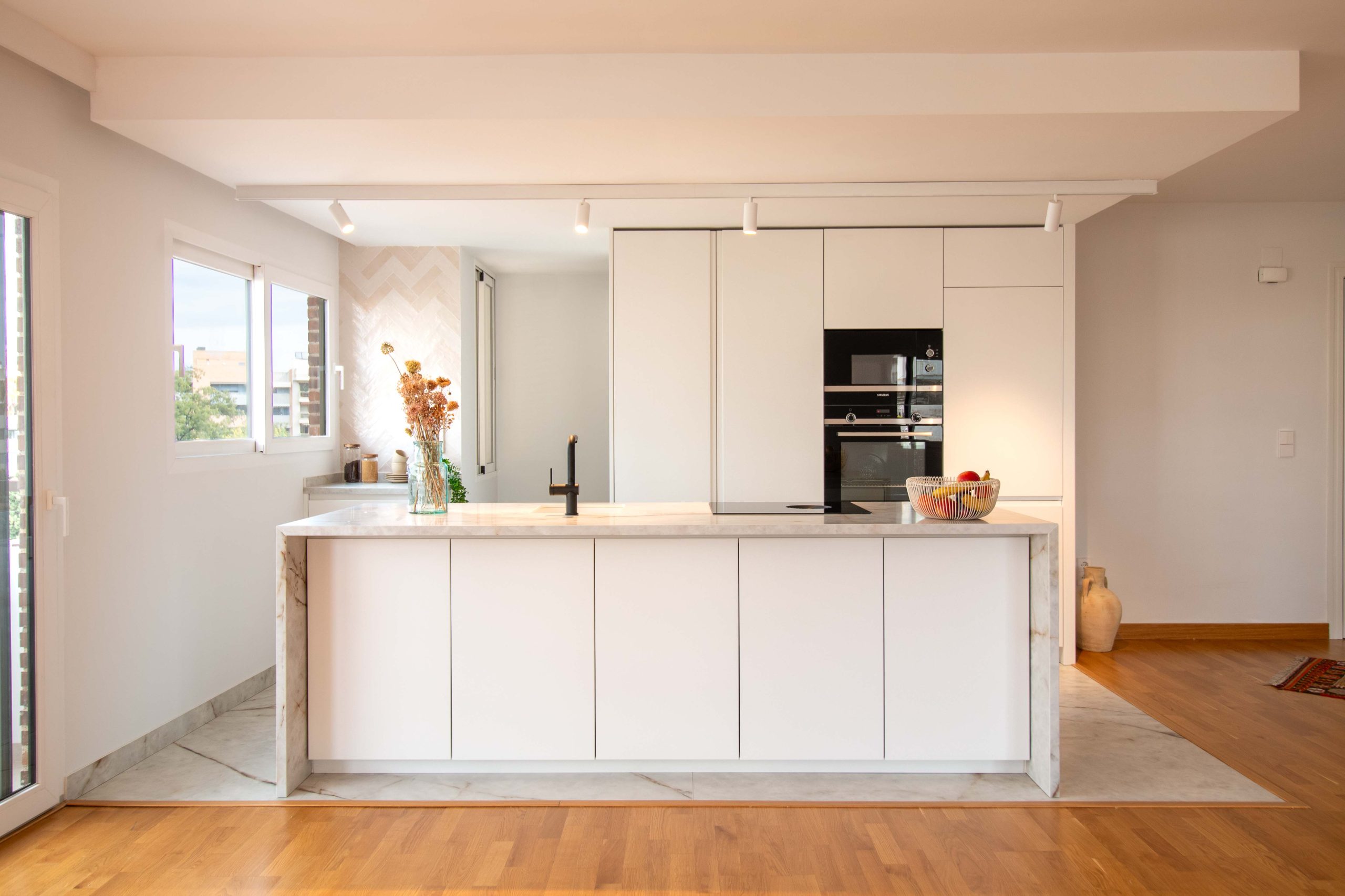Cocina abierta con isla en Dénia — resultado final de la reforma integral