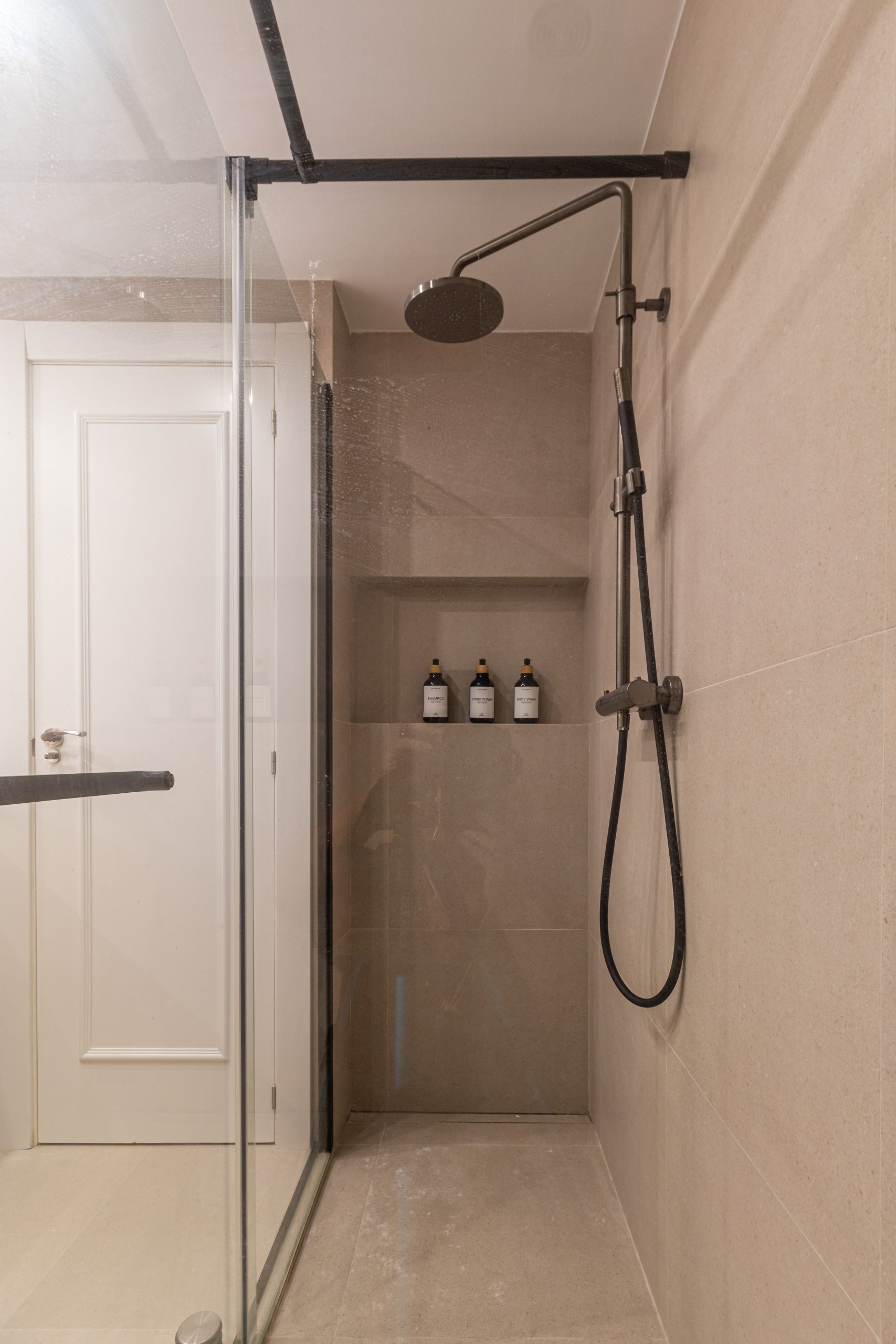 Baño suite reformado — detalle ducha con hornacina