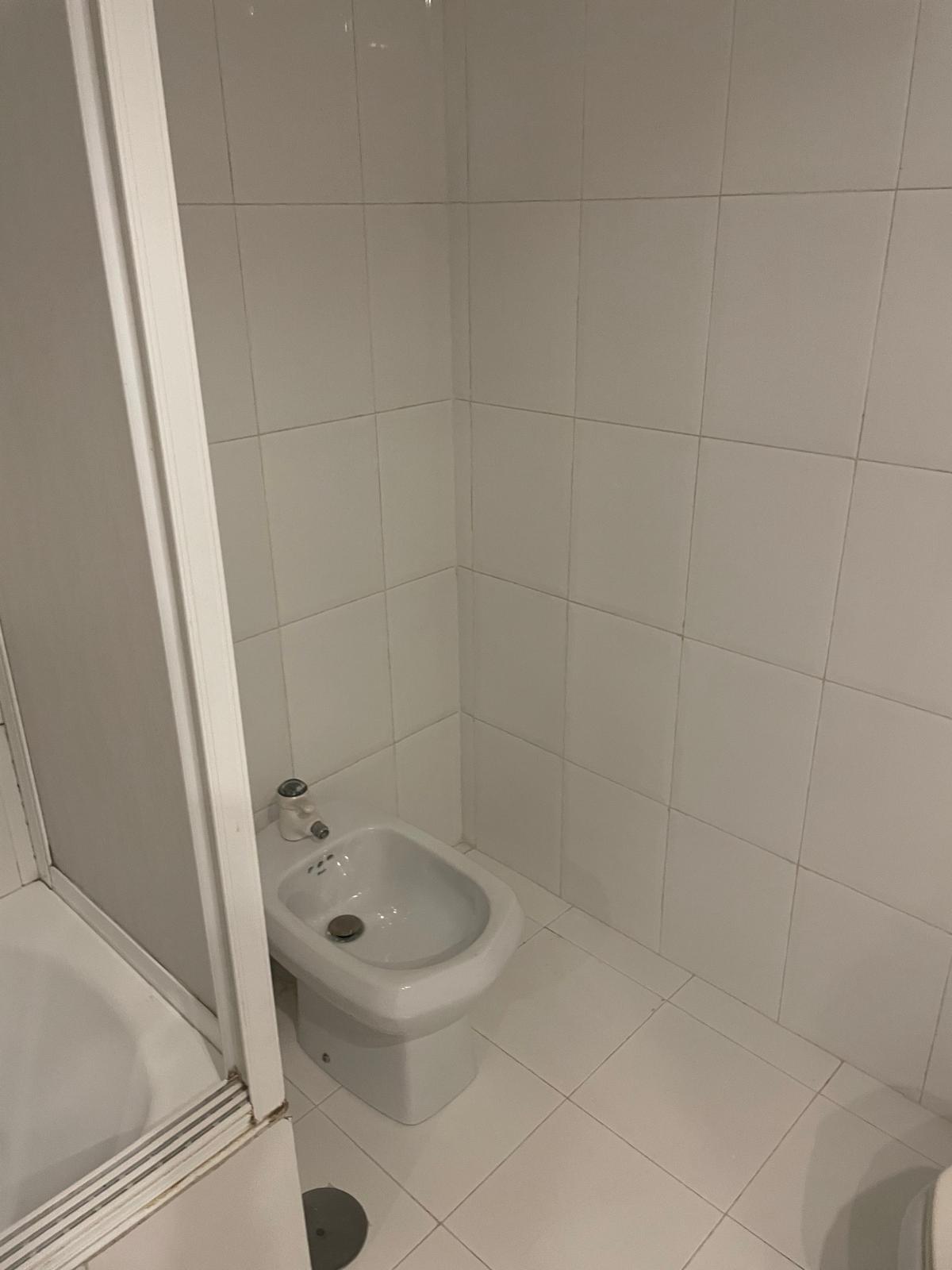 Baño de cortesía antes — bidé y bañera