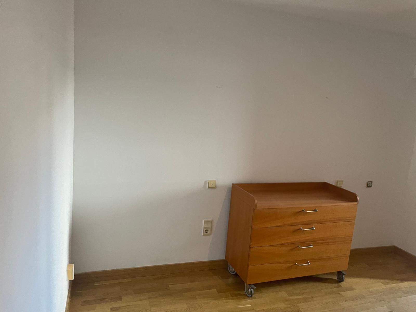Dormitorio antes — cómoda