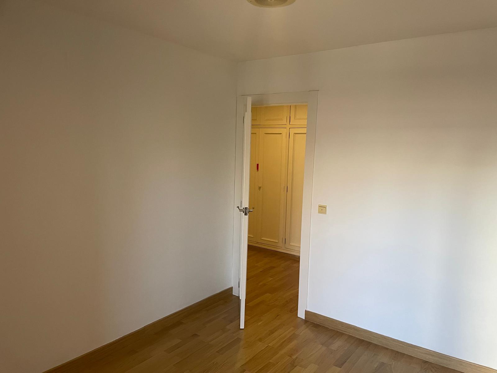 Dormitorio antes — puerta y armario