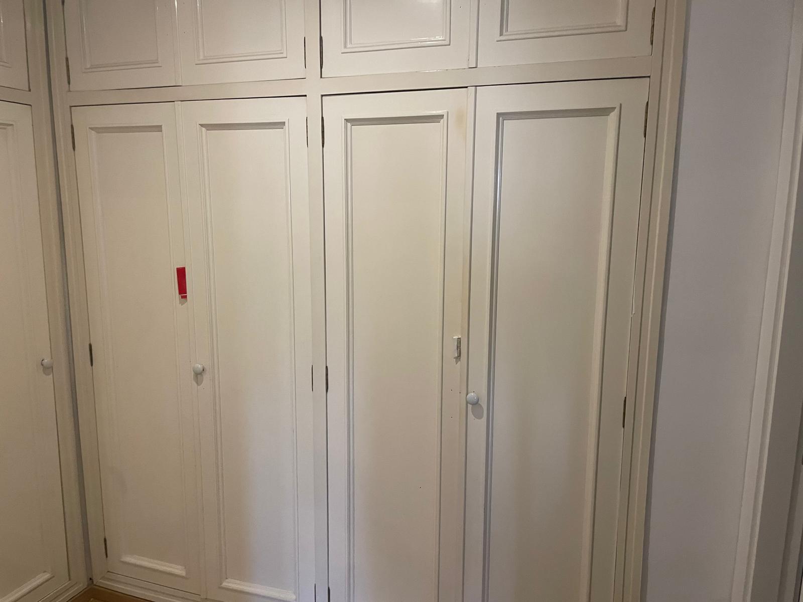 Dormitorio antes — ventana y enchufes