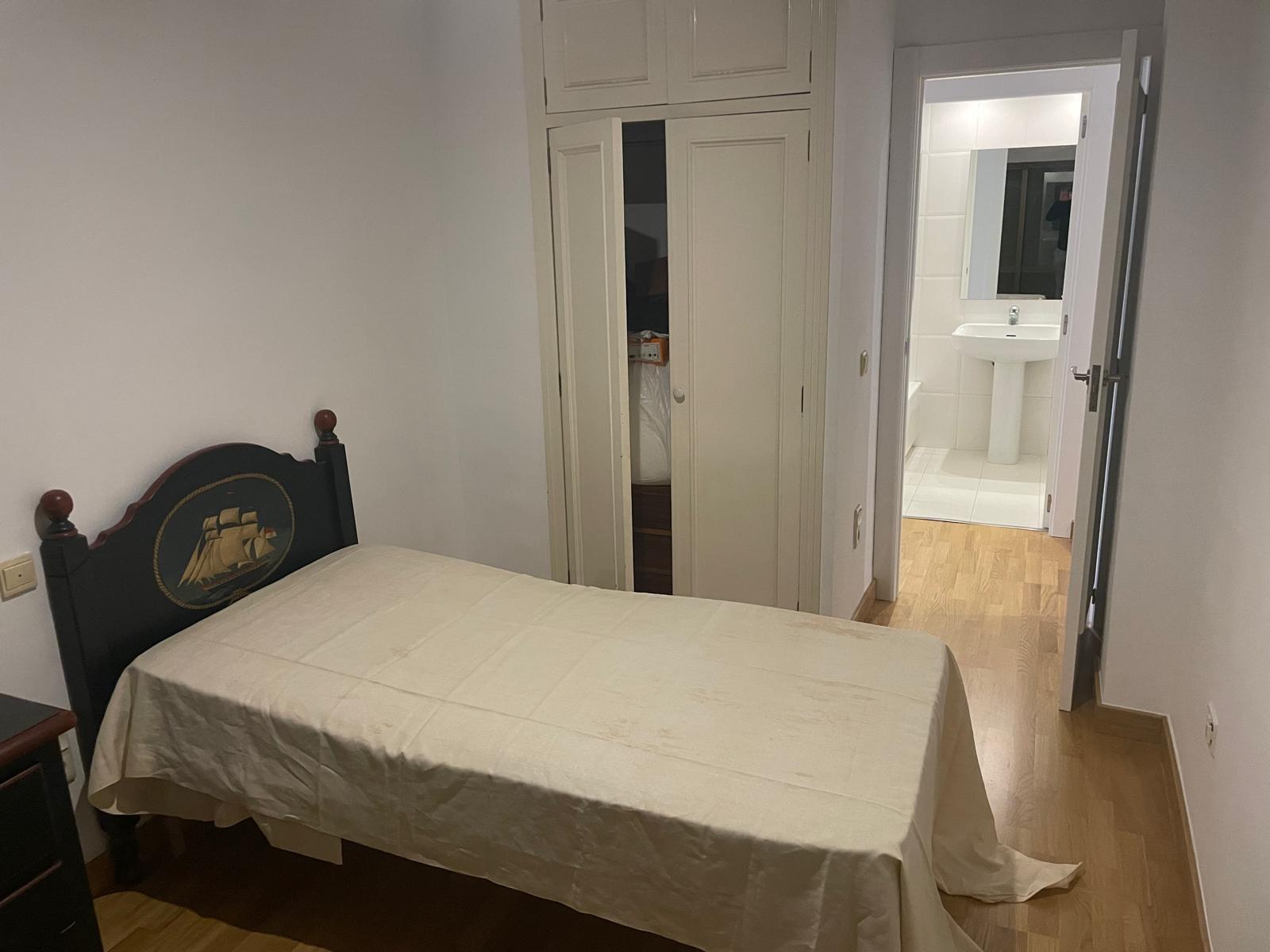 Dormitorio antes — cama y armario empotrado