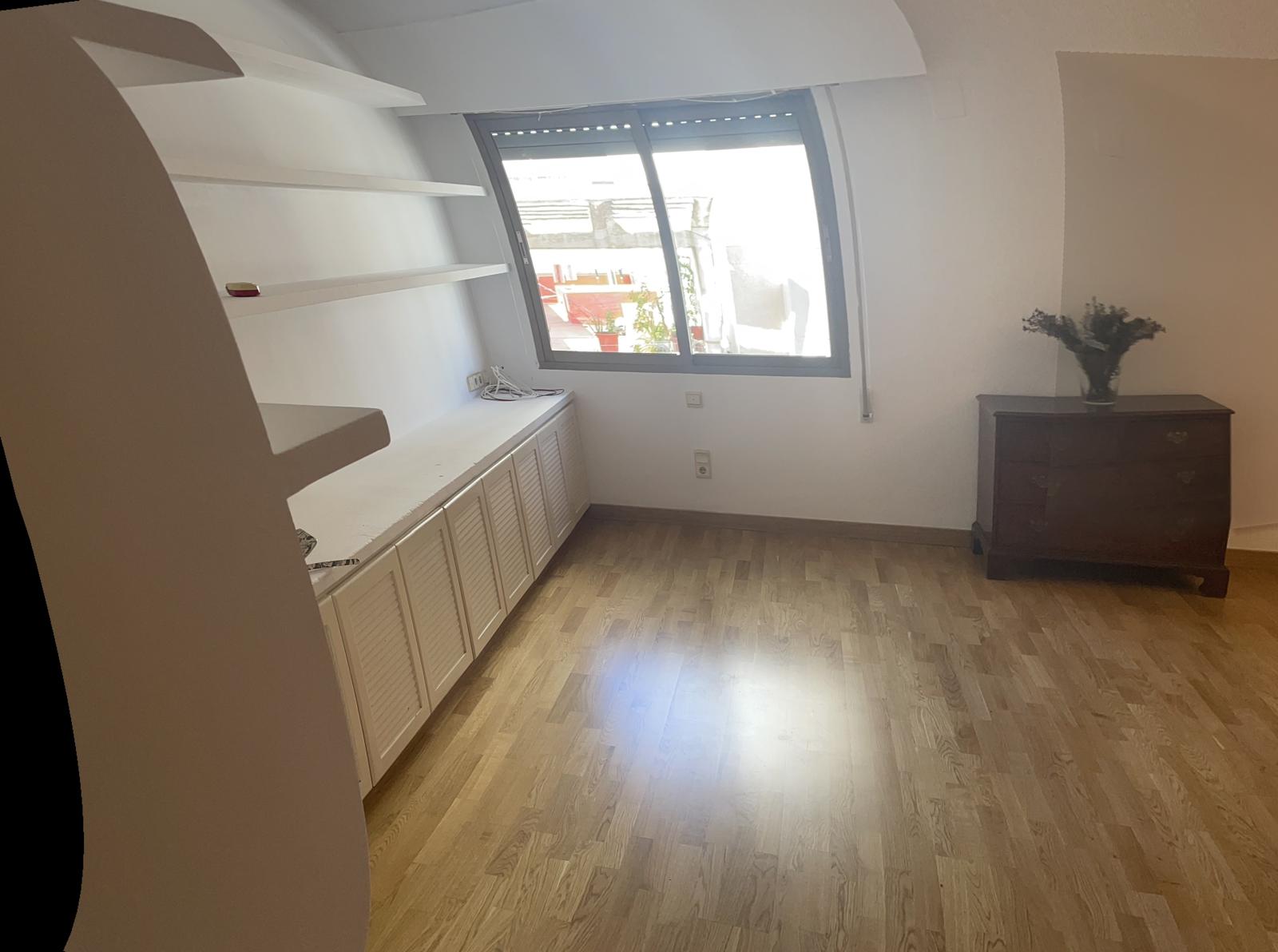 Dormitorio principal antes — mueble y ventana